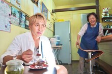 「迷宮グルメ 異郷の駅前食堂」で沖縄を訪れ、想像を超える一品「沖縄ぜんざい」と出会うヒロシ（左）。(c)BS朝日