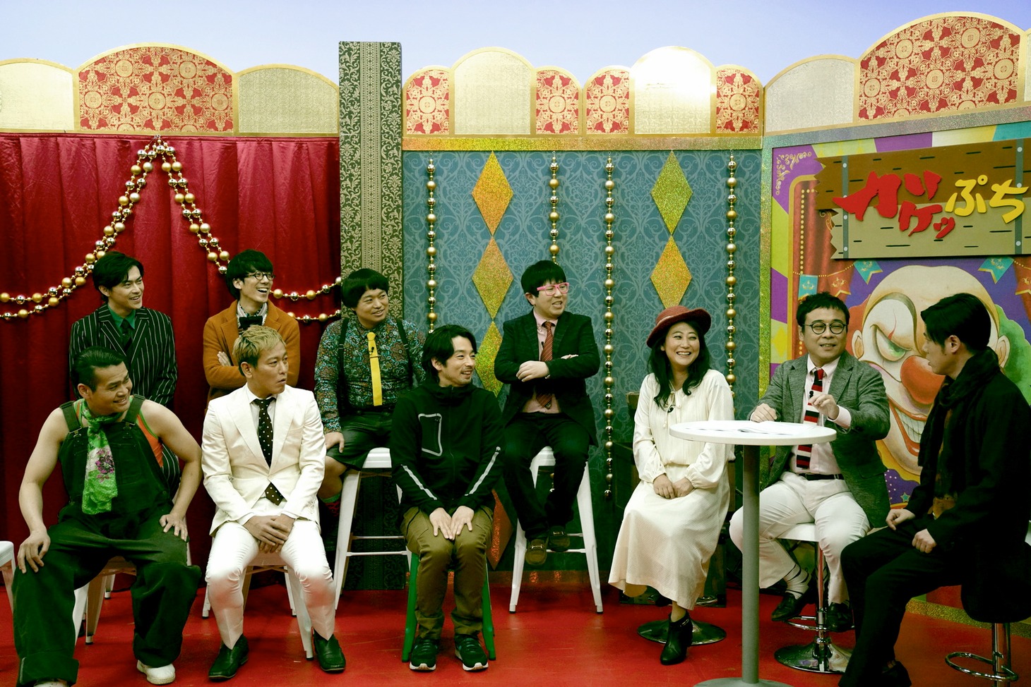 「アンダードッグ」内で展開されるバラエティ番組のワンシーン。