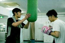 映画「アンダードッグ」で共演するセコンド・村石役のロバート山本（左）と、芸人ボクサー・宮木瞬役の勝地涼（右）。