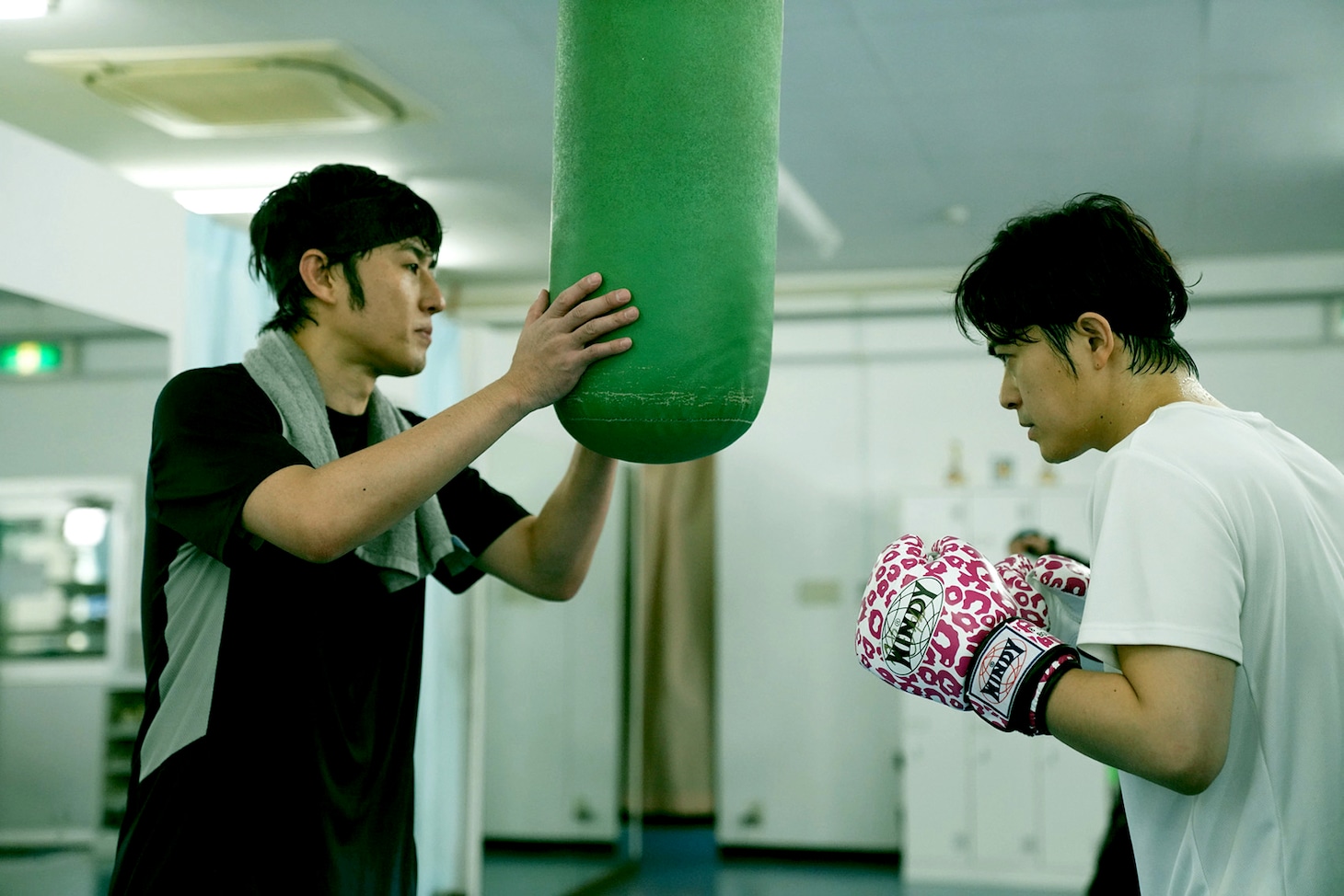 映画「アンダードッグ」で共演するセコンド・村石役のロバート山本（左）と、芸人ボクサー・宮木瞬役の勝地涼（右）。
