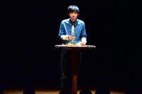 ライブのオープニングでキウイを頬張るトンツカタン森本。