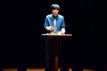 ライブのオープニングでキウイを頬張るトンツカタン森本。