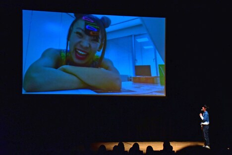 フワちゃんのコメントが上映された場面。