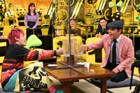 EXIT兼近（手前左）を、ダチョウ倶楽部・上島（手前右）が「竜兵会」に勧誘するワンシーン。(c)テレビ朝日