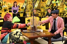 EXIT兼近（手前左）を、ダチョウ倶楽部・上島（手前右）が「竜兵会」に勧誘するワンシーン。(c)テレビ朝日