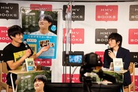 「今日の空が一番好き、とまだ言えない僕は」の発売を記念し、トークするジャルジャル福徳（左）とMCのしずる村上（右）。