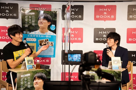 「今日の空が一番好き、とまだ言えない僕は」の発売を記念し、トークするジャルジャル福徳（左）とMCのしずる村上（右）。