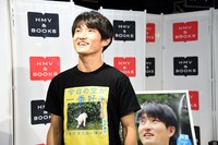 空を見上げるジャルジャル福徳。