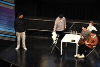 ニューヨークを睨みながら登場するラフレクラン西村（左）。