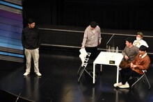 ニューヨークを睨みながら登場するラフレクラン西村（左）。