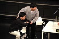 ニューヨークをじっと見つめるラフレクラン西村（左）。