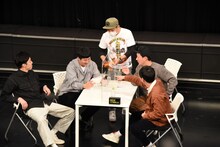 エレパレTシャツのレプリカを喜んで受け取るラフレクランきょん（左から2人目）とそうではないラフレクラン西村（左端）。