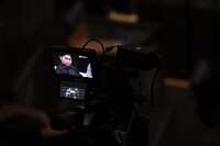 ラフレクランきょんが歌うエレパレのテーマソングをバックに、配信用カメラでアップにされるラフレクラン西村。