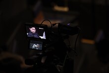 ラフレクランきょんが歌うエレパレのテーマソングをバックに、配信用カメラでアップにされるラフレクラン西村。