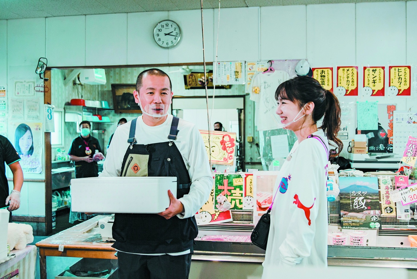 食材集めの様子。(c)UHB/YOSHIMOTO KOGYO