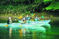 カヤックの様子。(c)UHB/YOSHIMOTO KOGYO