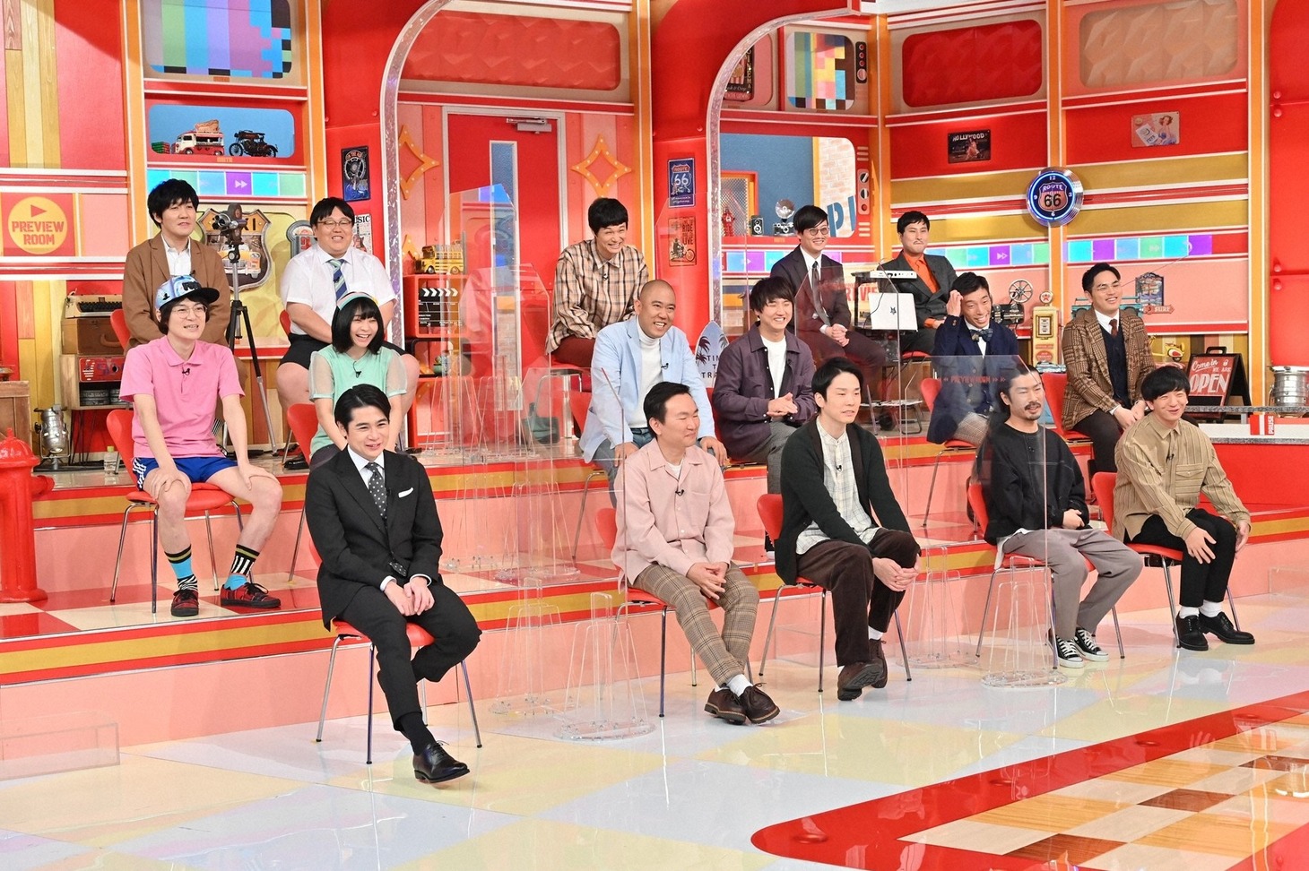 「有田プレビュールーム」の「芸人動画グランプリ」にスタジオ出演する芸人たち。(c)TBS