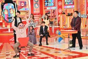かまいたち（左）の「目隠し真剣白刃取り生チャレンジ」の様子。(c)TBS