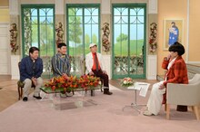 「徹子の部屋」に出演するダチョウ倶楽部と黒柳徹子。(c)テレビ朝日