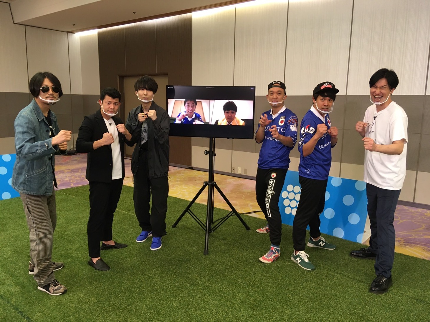 左からアカツカ、亀田興毅、川谷絵音、みなみかわ、タイーク金井、相席スタート山添。モニターに映っているのはリモート出演中のさらば青春の光。