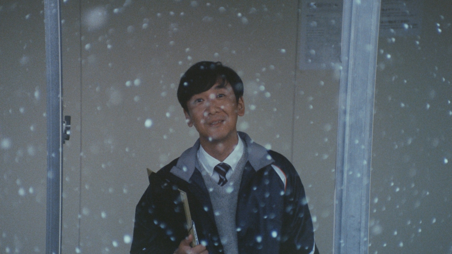 「カロリーメイト」の新CM「見えないもの」編に出演する、東京03飯塚。