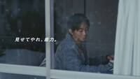 「カロリーメイト」の新CM「見えないもの」編のワンシーン。