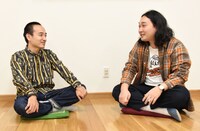 劇団かもめんたるの稽古場にて、かもめんたる・う大（左）とかが屋・賀屋（右）。