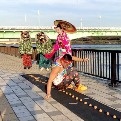 くるみを尻で割るチェリー吉武。