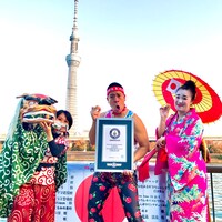 新たなギネス世界記録を達成したチェリー吉武（中央）。