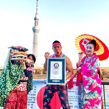 新たなギネス世界記録を達成したチェリー吉武（中央）。