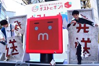 「発送が簡単になった」ということから「発送の壁」と銘打たれたセットを突き破ってイベントに登場した宮下草薙。