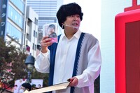 「宮下兼史鷹 モテ男の恋愛テクニック」なる恋愛指南本を「ゆうパケットポスト専用箱」に梱包する宮下草薙・草薙。