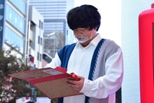 梱包する宮下草薙・草薙。