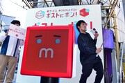 自撮りをする宮下草薙・宮下(右)と、草薙(左)。