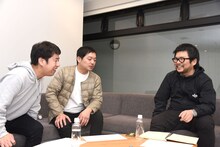 宮嵜Pの手帳を覗き込むウエストランド。