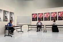 （左から）千鳥・大悟、千鳥ノブ、弘中綾香アナと、壁に貼られた「テレビ千鳥」および「ノブナカなんなん？」のポスター。(c)テレビ朝日