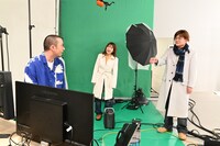 「テレビ千鳥」で「ノブナカなんなん？」のポスターを撮り直そうとする（左から）千鳥・大悟、弘中綾香アナ、千鳥ノブ。(c)テレビ朝日