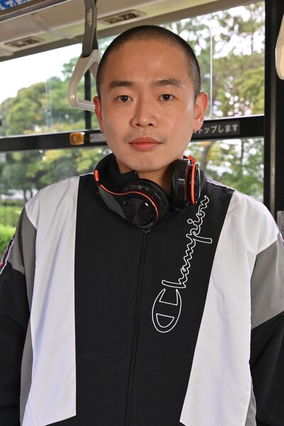 ドラマ「七人の秘書」で席を譲らない若者を演じるゾフィー上田。(c)テレビ朝日