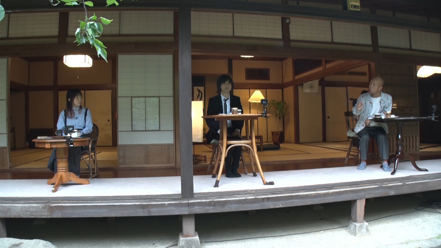 左から佐藤梨那アナウンサー、宮本浩次、小峠英二。 (c)日本テレビ