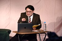 パソコンのタッチパッドを2本指で操作することを教えてもらったゾフィー・サイトウ。