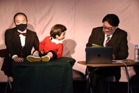 漢字が読めないサイトウを凝視するふくちゃん。