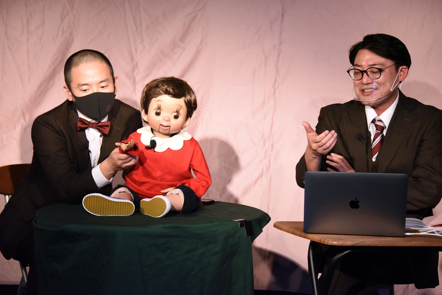 自撮りのジェスチャーをするふくちゃん。