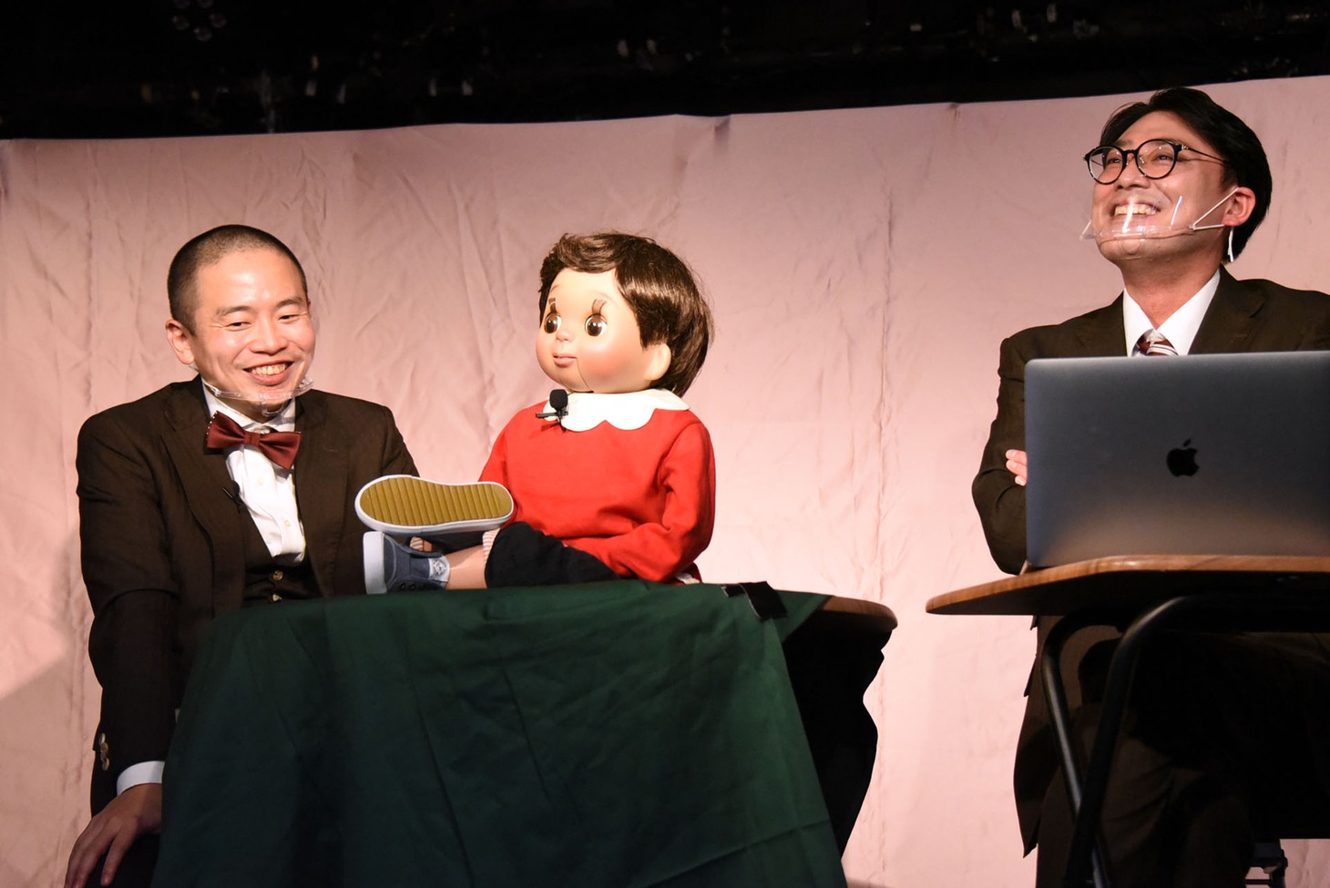コンビへの質問に答えるゾフィーと、ふくちゃん。