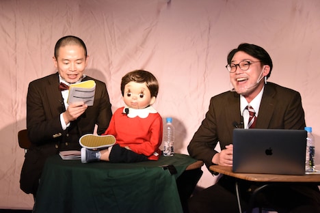 最後の最後で噛んでしまい台本を上田に取り上げられ、「チェだぜ！」の部分のみしっかりと言うサイトウ（右）。