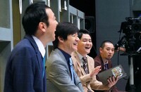 ネタを鑑賞するレギュラー陣。