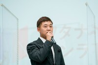 四千頭身・後藤。マイクの持ち方に対し、YouTubeの視聴者から「ラッパーの持ち方すな」「ビートボクサーやん」といったコメントが殺到していた。