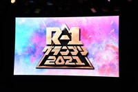 会見場に映し出された「R-1グランプリ2021」ロゴ。