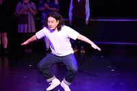 ルシファー吉岡のギャグ「ズドン」を披露する、かが屋・賀屋。