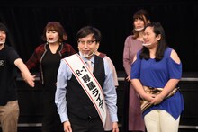 「R-1専属ライター」として登場した、おいでやす小田（中央）。