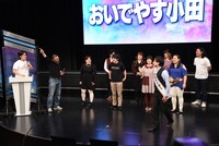 「R-1専属ライター」として会見に登場したおいでやす小田（手前右）が記者席へ移動するよう仕向けられた場面。